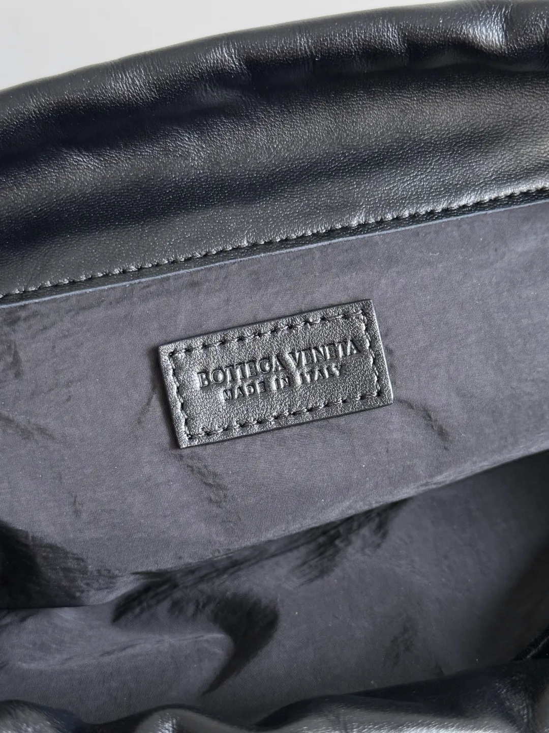 Batch 1680 BOTTEGA VENETA 2025 new women's Dustbag Notte clutch. Dustbag, which has been very popular since its launch, has a chain clause! ! The hand-carrying method is reminiscent of the classic bag type Pouch , light and elegant, the reserved drawstring design allows the bag to be used as an armpit bag, and the chain is longer, which is very suitable for sisters who like to free their hands and carry cross-body backpacks. No matter which way you carry it, you can change the back according to the occasion and your mood that day. It can make the overall outfit more fashionable🪄🪄The body of the bag has also been widened. It is the rainy season and the weather is hot. The bag can easily accommodate a small umbrella and water bottle. The lining is made of nylon, which is light and comfortable to carry, and is very suitable for summer use. Style number: 839394 Size: 33*19*8cm